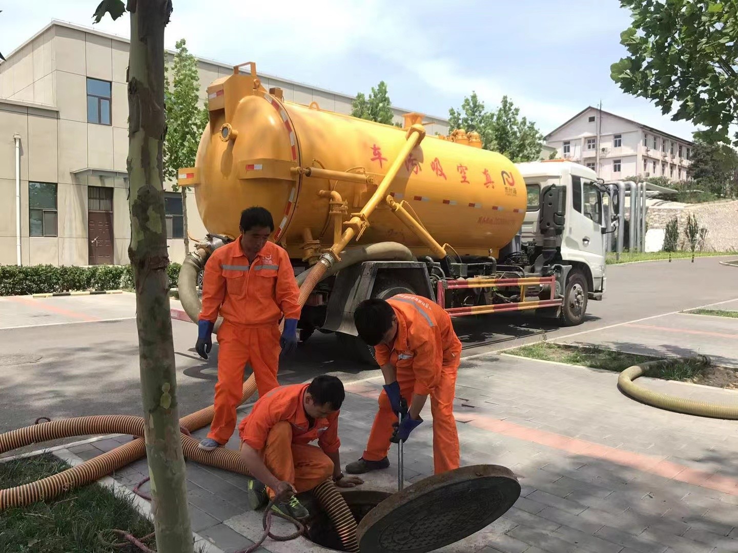 爱辉管道疏通车停在窨井附近