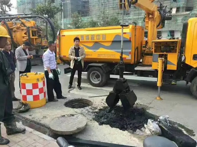 爱辉街道：网格员化身“清道夫”，为民解忧疏通“堵心”化粪池