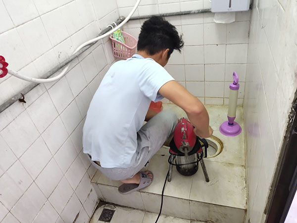 爱辉肥皂掉到马桶里把马桶堵住了怎么办？马桶堵住了怎么办