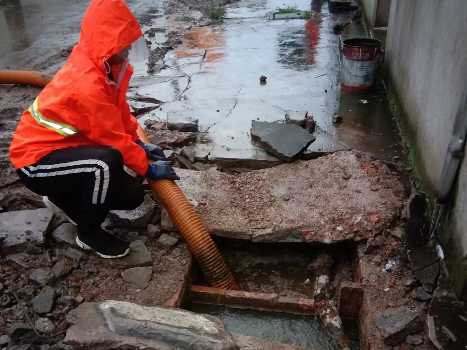 爱辉专业清理污水池 炜誉市政以规范流程守护城市 “肠道”