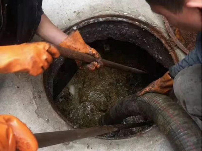 爱辉清理化粪池时如何避免沼气的危害？